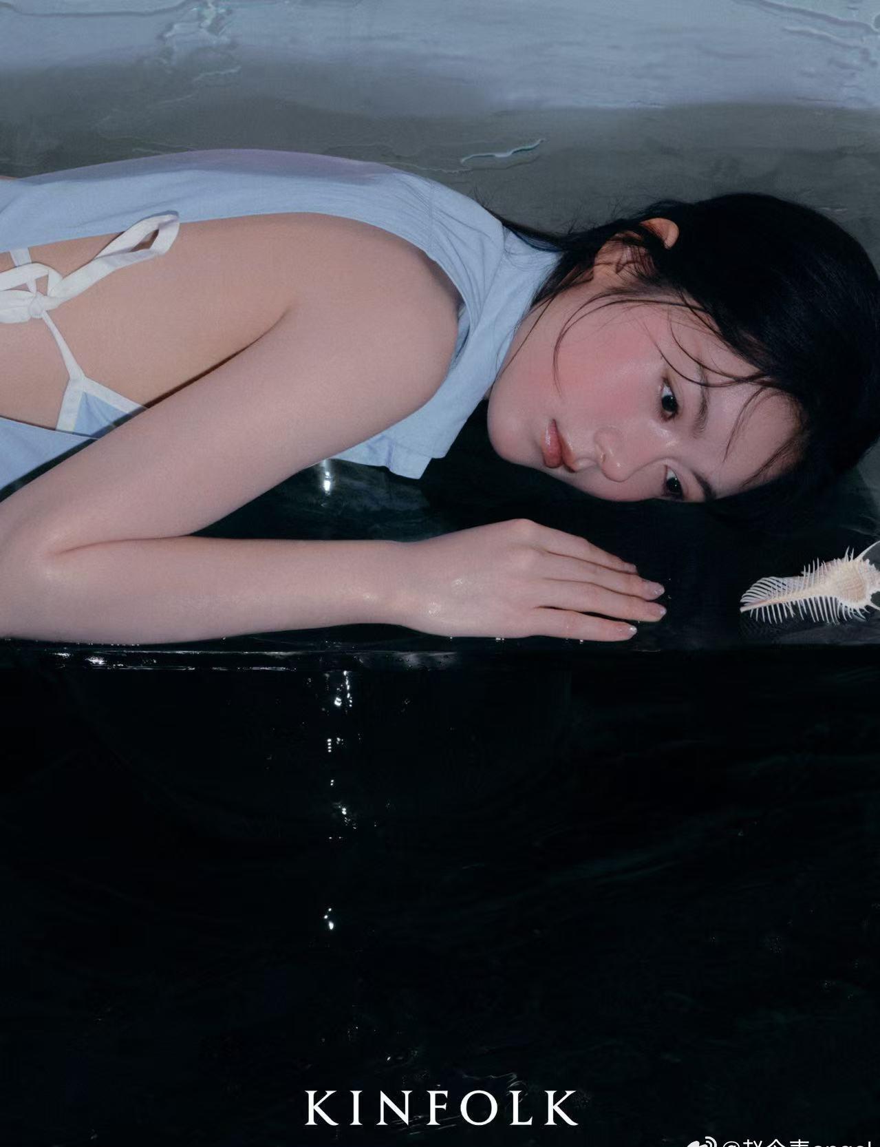 自律成果一目了然！新写真肌肉线条拉满，马甲线、紧实四肢全都安排上了。告别单薄瘦弱