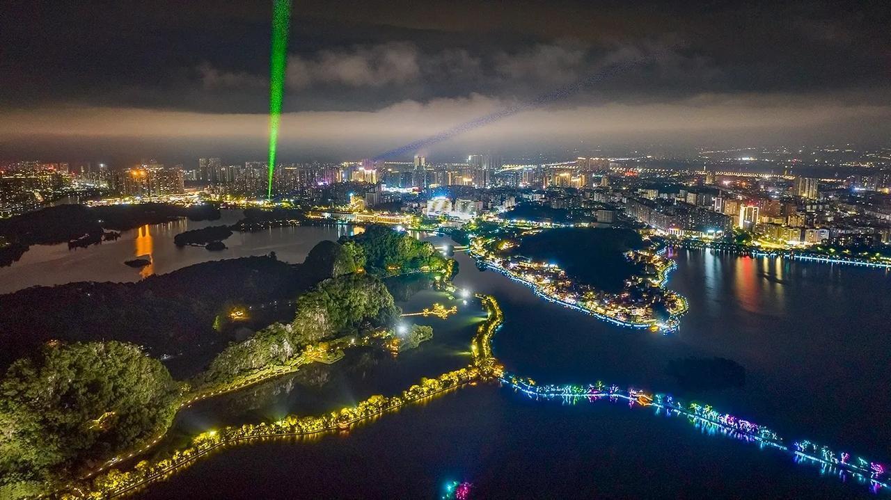 星湖之夜，五光十色，美轮美奂，色彩斑斓。摄于广东省肇庆端州区。