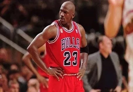 一个赛季的荣誉集大成者：乔丹，1997-1998赛季：总冠军+FMVP+MVP+