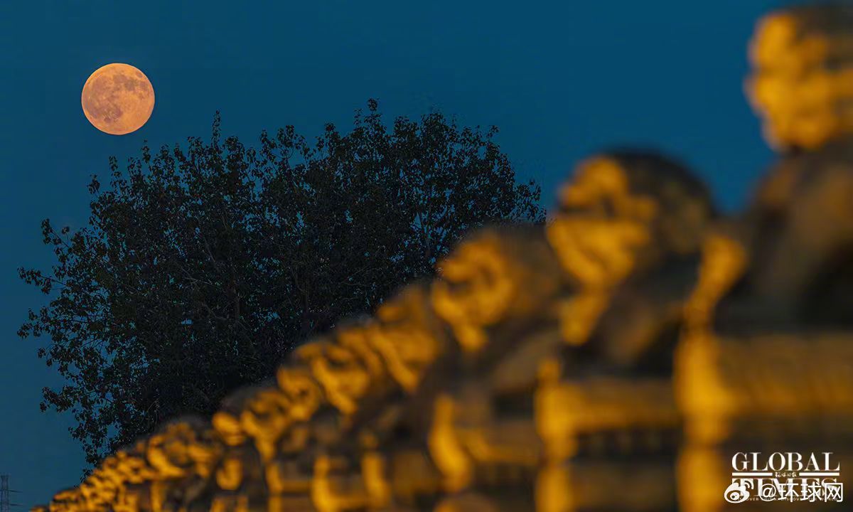 【#送你一轮十六圆的月亮#】 今年中秋，仍然是“十五的月亮十六圆”。今晚，“超级