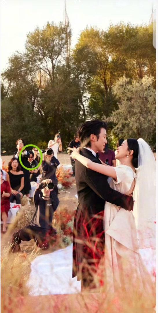 周笔畅参加白举纲婚礼周笔畅出席白举纲婚礼 才发现周笔畅也参加了白举纲的婚礼！最好