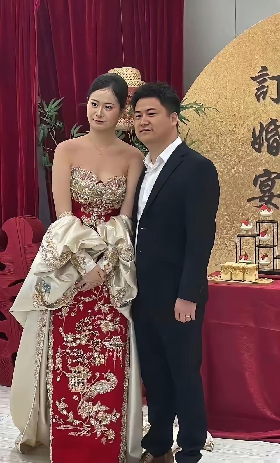不得不说，

​这样的订婚，

​越来越多了，

​到底为什么要订婚？

​直接