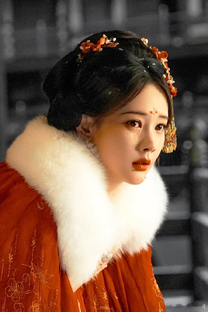 李一桐本人来了都得愣两秒 谁能分清这是仿妆还是本人？从发型到神态一模一样，连细微