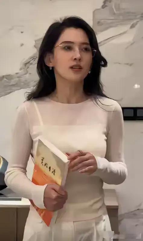 森林北的“九”大爱好：第一，她喜欢看书，是个文字小青年，第二，她喜欢美食，是个热