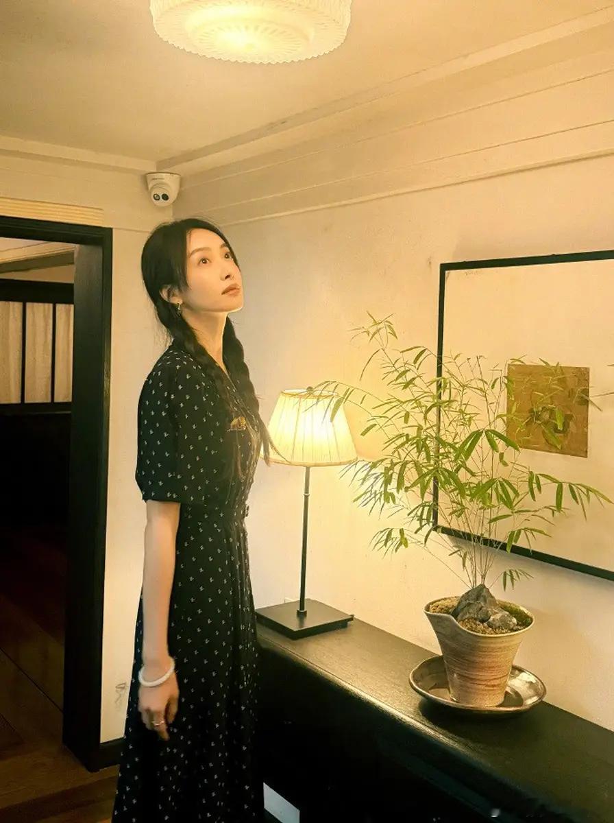 宋茜穿波点碎花裙清纯文艺 站在阳光下自由明媚近日，宋茜在社交平台分享一组美照。图