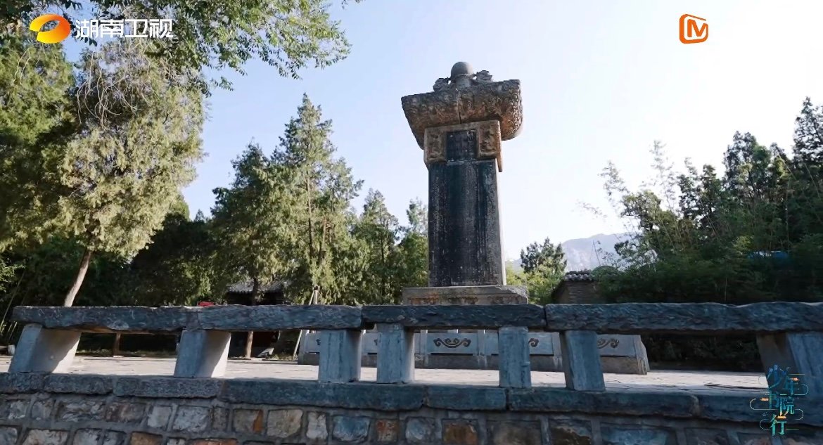 嵩阳书院中原碑王碑重13头大象 八十多吨的石碑，是古人写给大地的诗。不用机器轰鸣