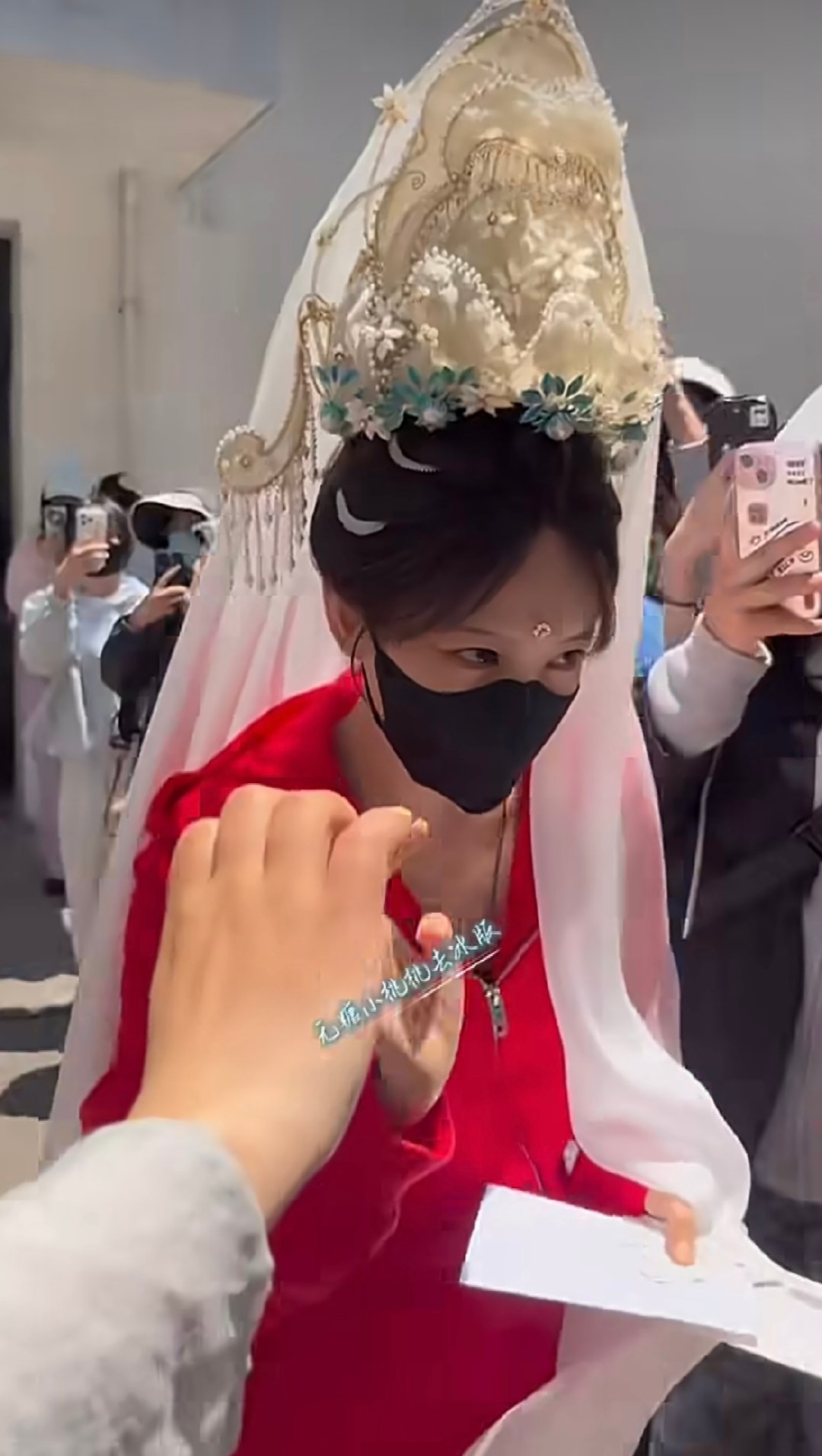 李一桐重楼子花冠 李一桐头戴重楼子花冠，精致繁复超有分量，造型惊艳又出圈！李一桐