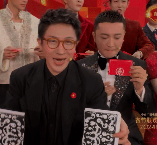 笑死了！哈哈哈哈哈哈哈哈哈哈哈哈

看看昨晚春晚魔术节目的尼格买提和曾舜晞

万