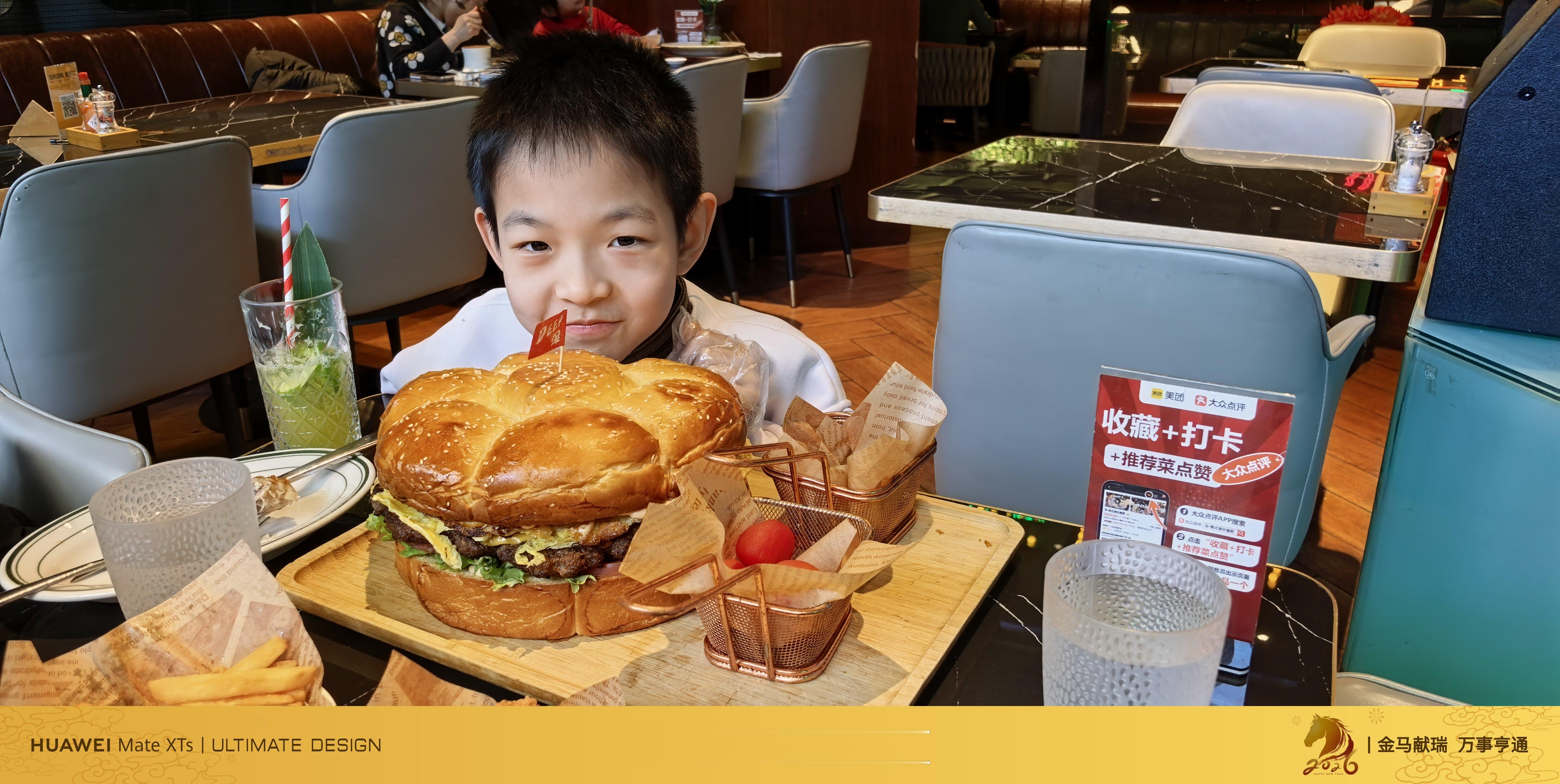 这汉堡真大！而且还很好吃~ 北京·DEEP·深美式餐吧(五棵松华熙LIVE店)