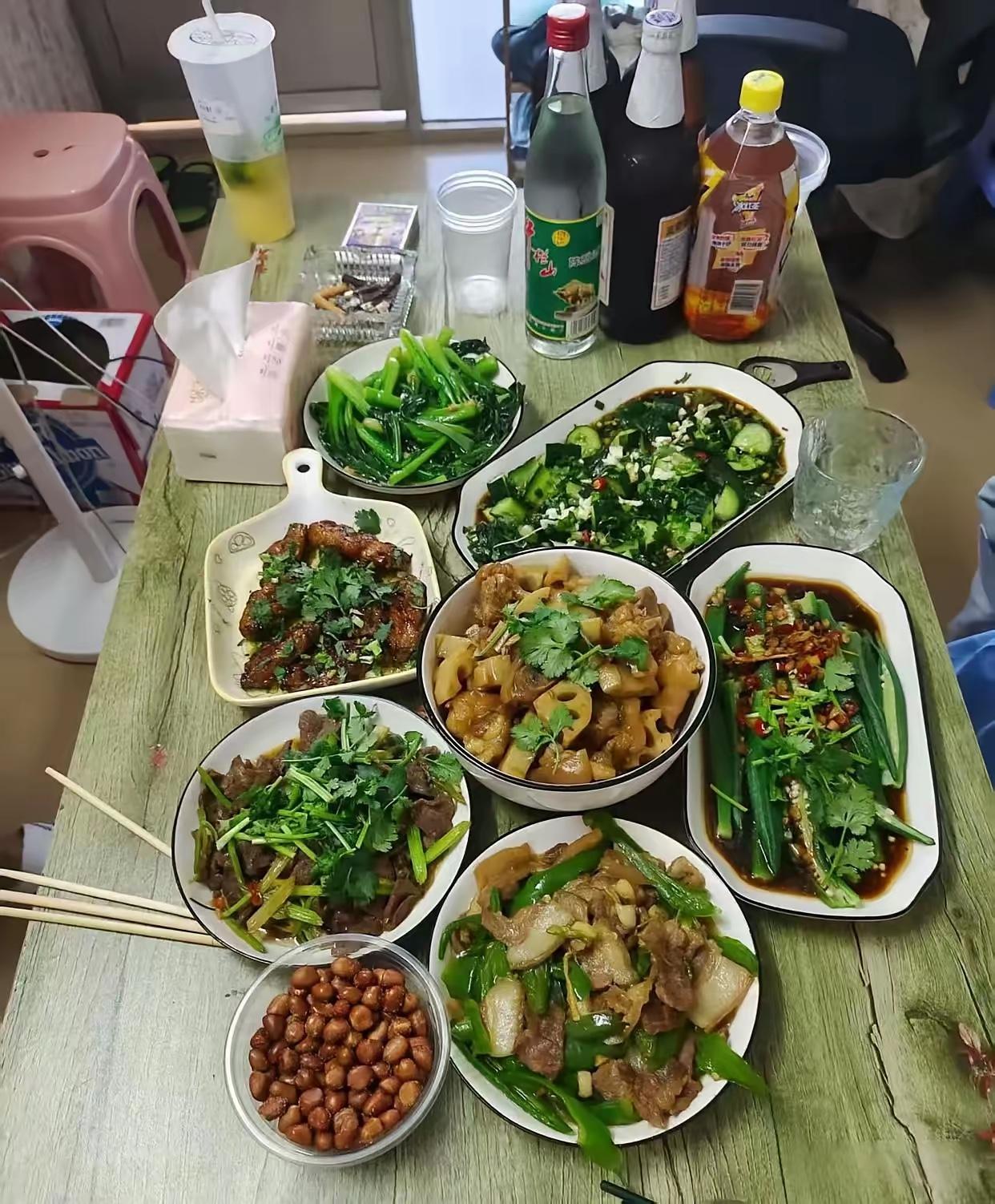 说的对，在家吃多随意，无拘无束的畅谈，既卫生健康又经济实惠，点赞👍！