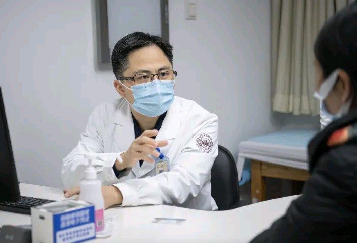 男子2年连做4次胃镜，最后还是查出癌症，这事儿太让人警醒了。王大哥被奇怪“打嗝”