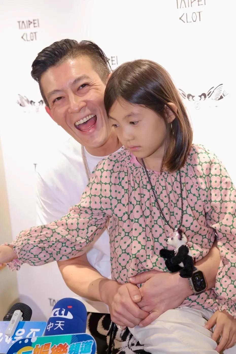 陈冠希携妻女现身台北出席活动，43岁的他身穿白色T恤，大背头造型帅气十足，不过笑