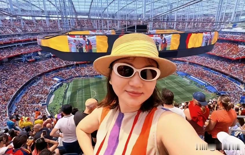 杨天真，太骄傲了！7月12日，知名经纪人杨天真，晒出多张照片，只见她单手叉腰，满