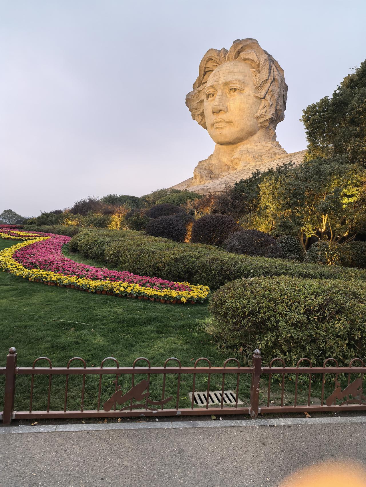 来长沙不到橘子洲头怎能感受到伟人的豪情？
听导游讲伟人事迹，“问苍茫大地谁主沉浮