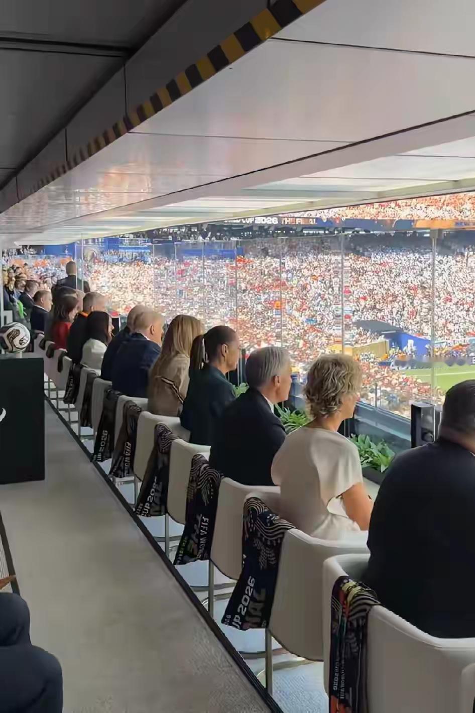 特朗普带着各国政要在防弹玻璃房内观看世界杯，也许是开了一个好头。估计以后的大型球