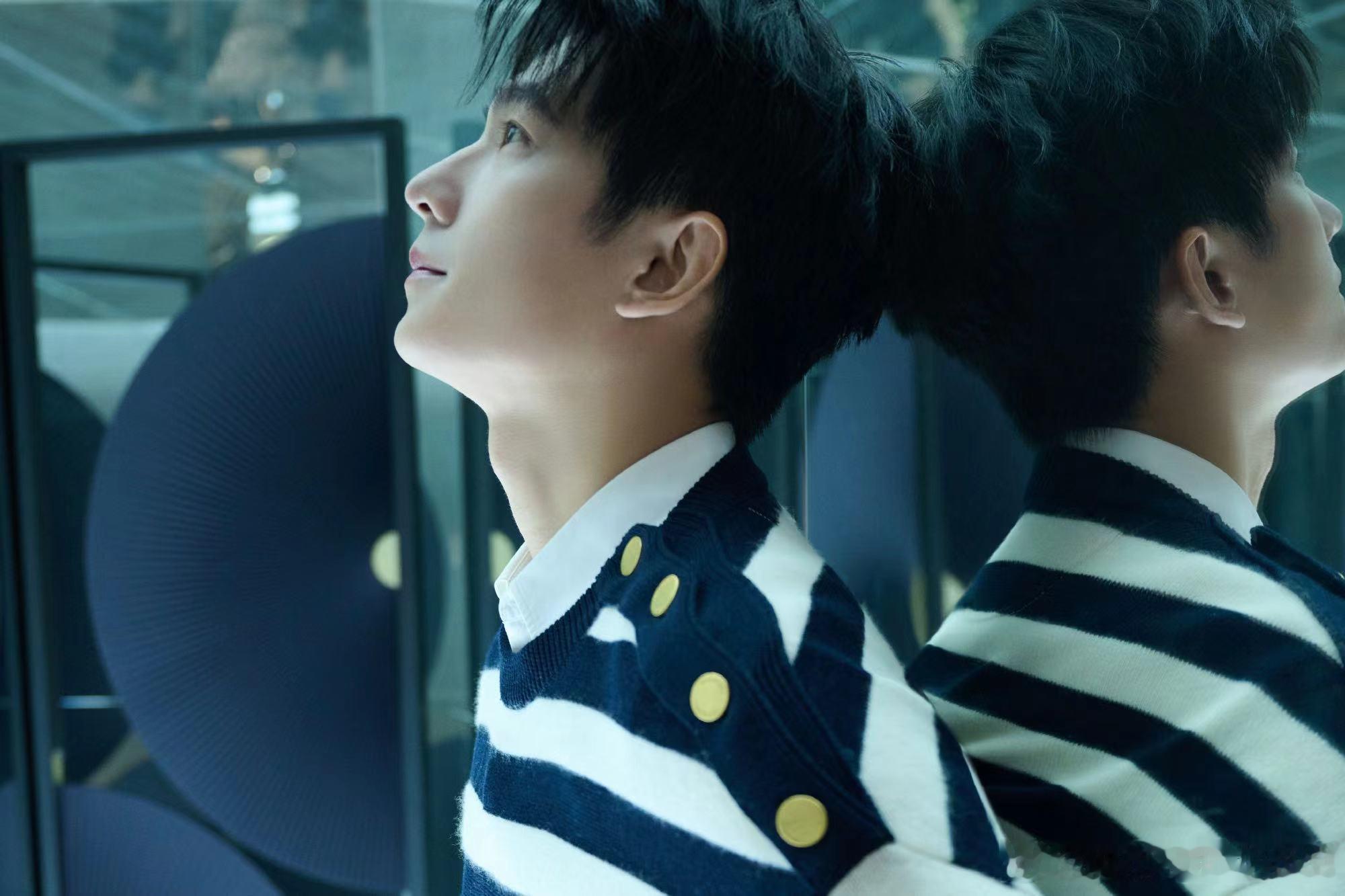 #杨洋条纹针织衫##杨洋镜面侧颜照#杨洋镜面侧颜照，哇爱看多拍，[可怜][可怜]