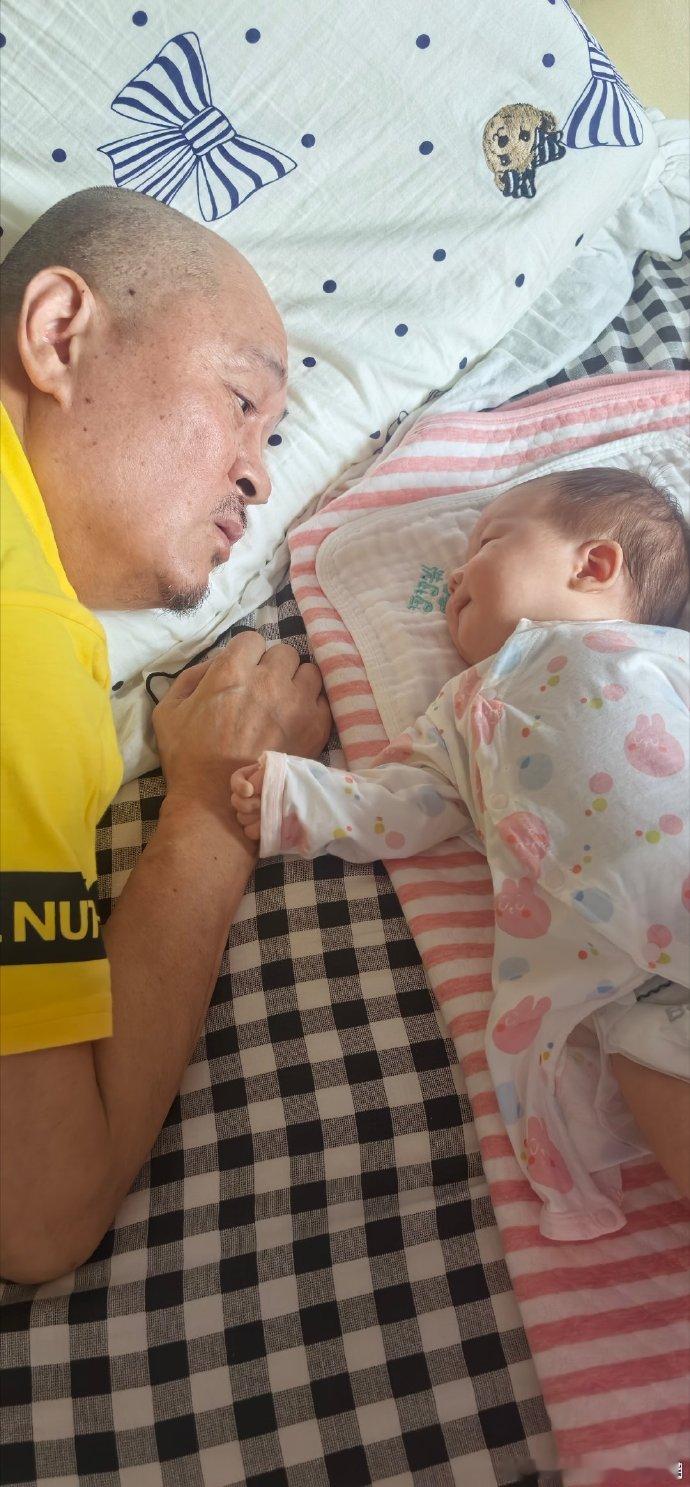58岁歌手李进得子58岁光头李进得子据，今年58岁的著名歌手和导演“光头”李进透