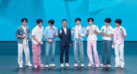 华为何刚时代少年团合影华为CEO何刚和时代少年团合影啦∠(｀ω´*)华为ceo时