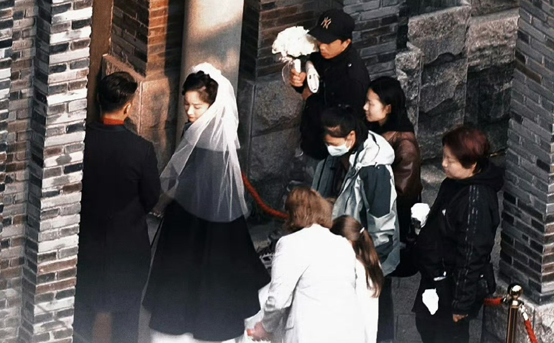 #杨幂关雪穿婚纱路透#哈尔滨一九四四快点抬上来吧，时间过得快一些吧，光是看路透是
