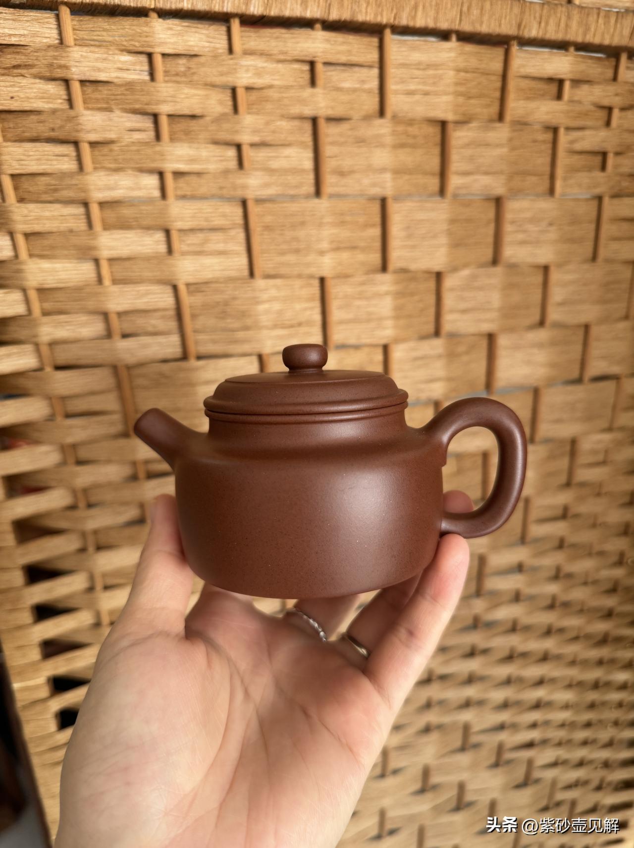 原矿紫泥特征，就是壶身表面那层若隐若现的“星光”。而是泥料中丰富的云母和石英颗粒