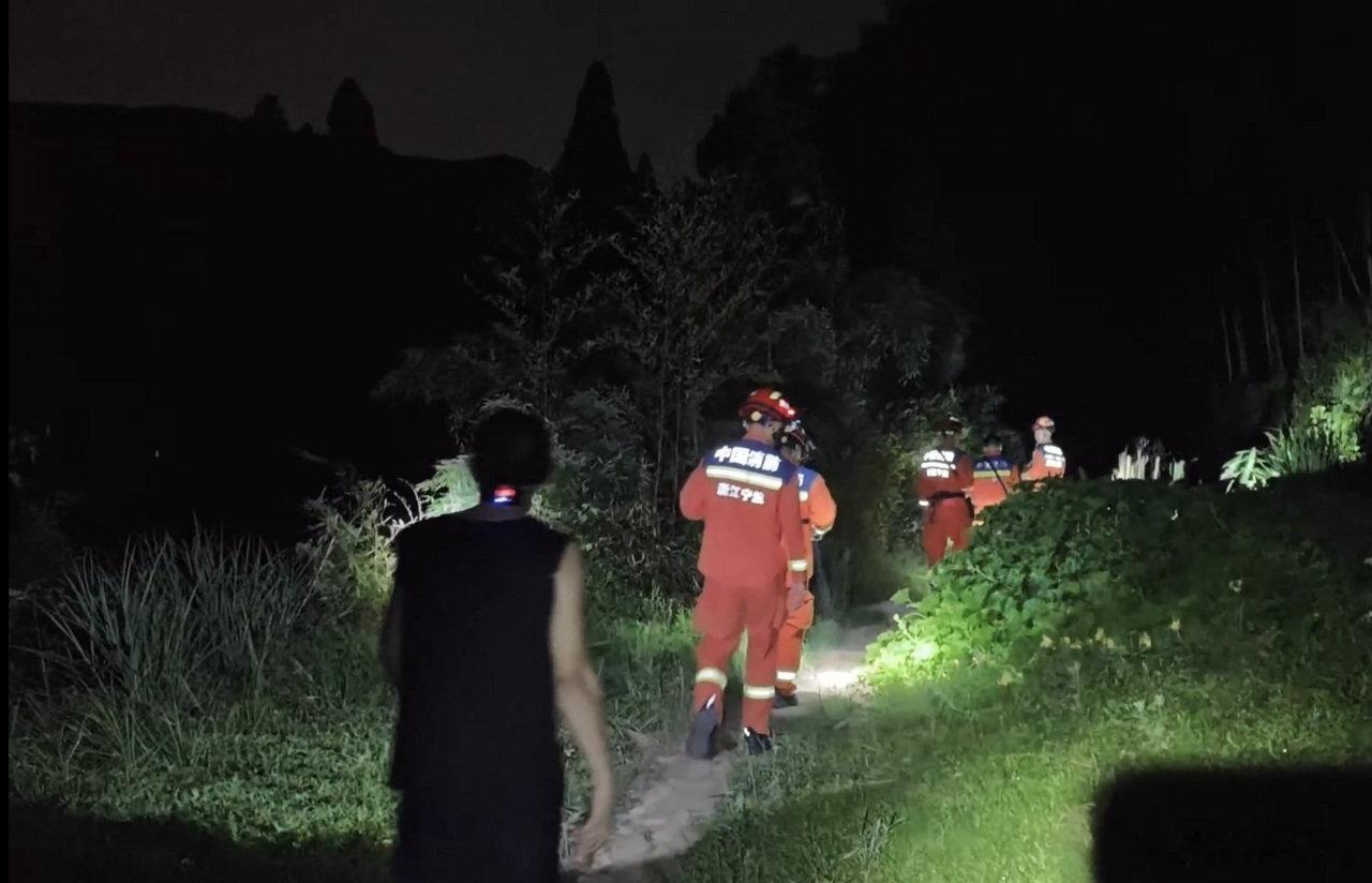 宁波男子深夜进山抓知了猴被困深山三小时 近日，余姚一名男子深夜进山捕捉知了猴想补