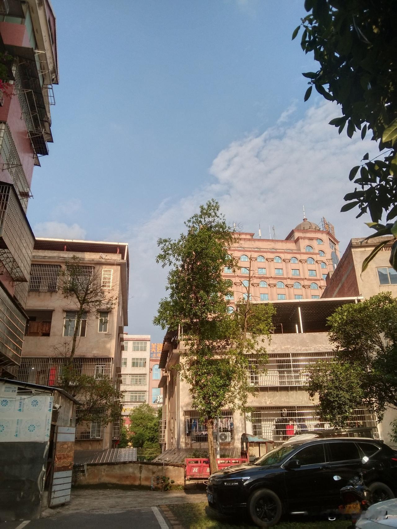 我认为孩子的压岁钱不应该上交。这钱是长辈们送给孩子的节日祝福和对生活美好的期盼。
