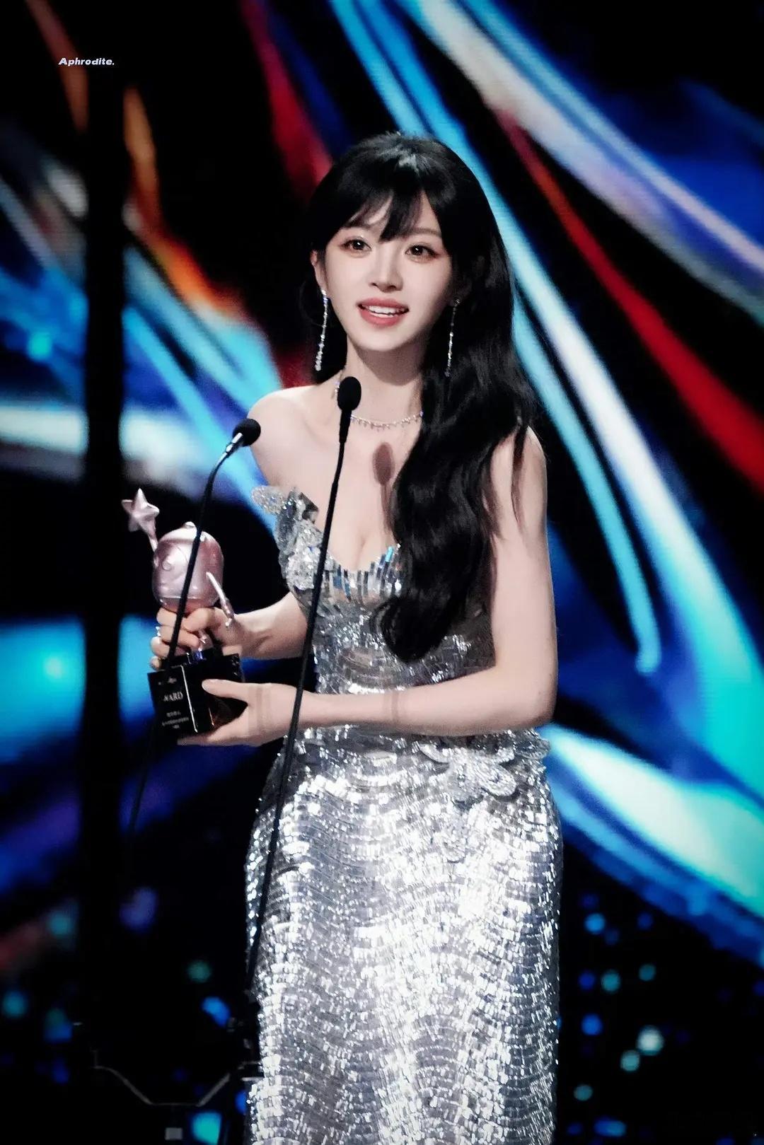 田曦薇尖叫之夜领奖造型有点太美了 