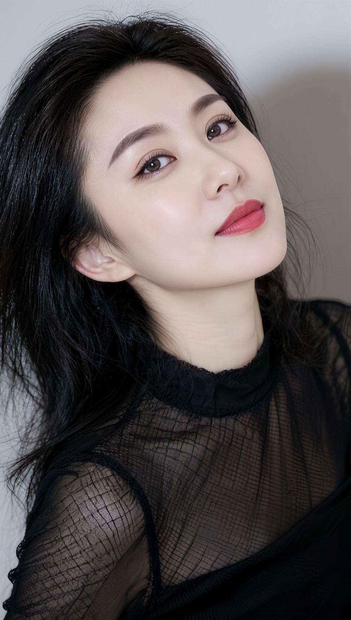 红妆照影，镜中人似月。