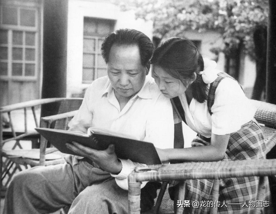 1951年夏，毛主席和女儿李敏一起看影集