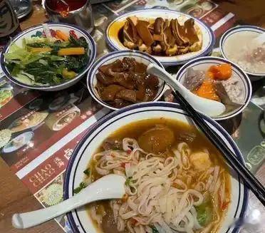 李小冉晒一张早餐照，并配文：“谁能拒绝”！ 