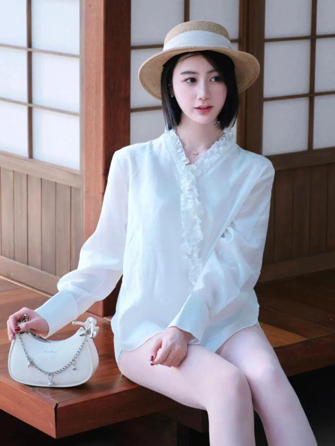 真心话茶局白衣少女倚栏坐，肤白如玉，婷婷玉立，犹如仙子下凡间。