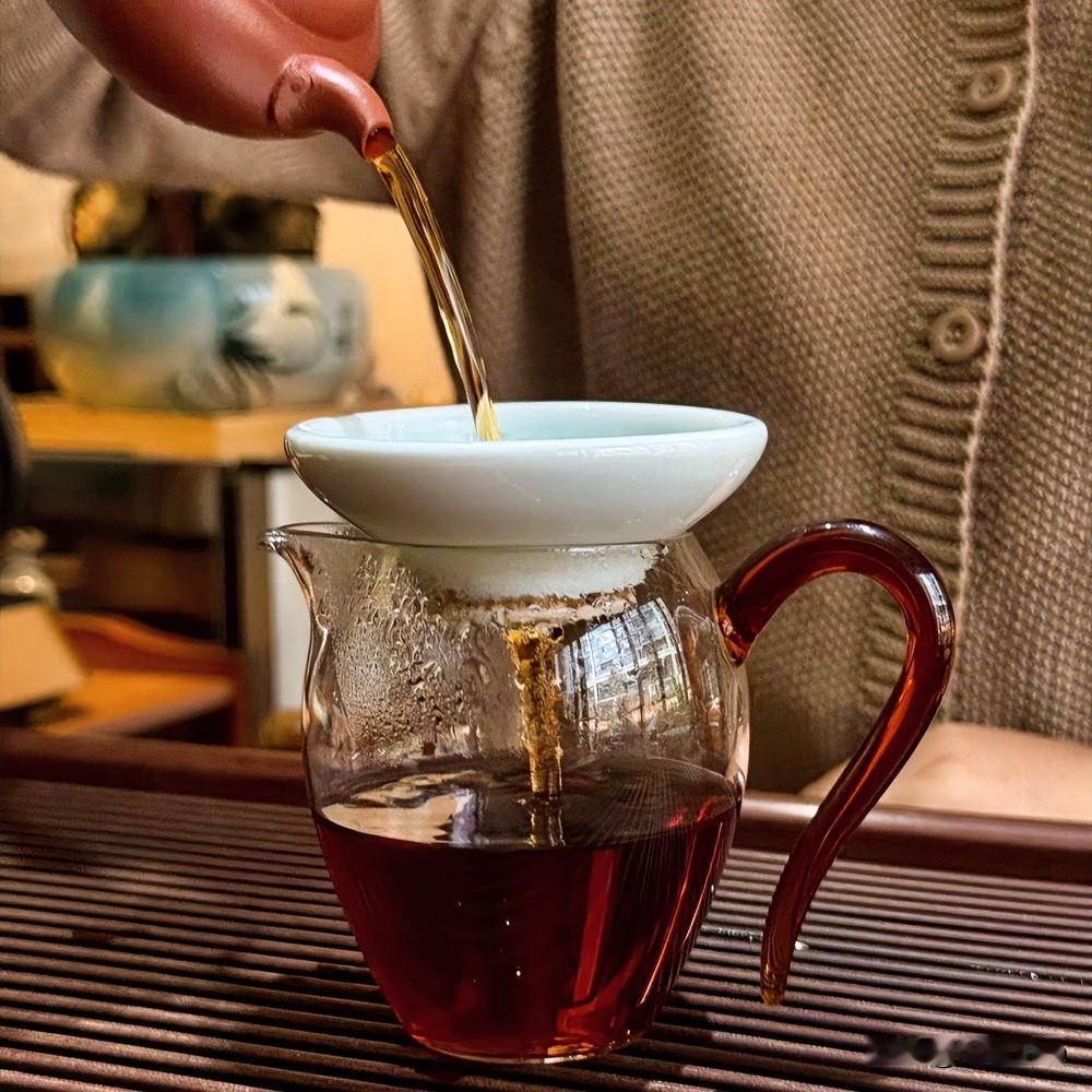 《茶道玄机·七律体》
沸水初倾翠色浮，初芽怯浪意难休。
世人多爱浮华貌，茶客方知