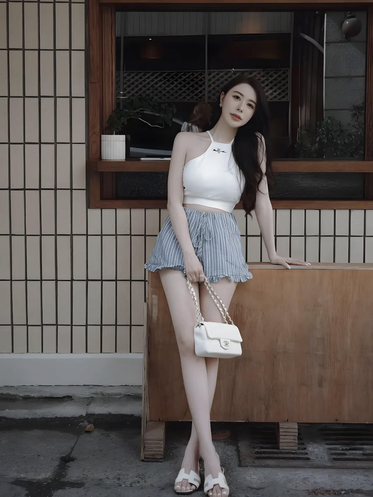 我就钟情于这般清新的穿搭，白色上衣搭配条纹短裙，自在又惬意！
总有一些人爱说三道