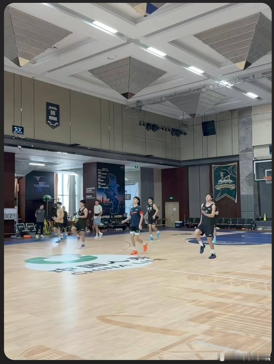 广东男篮锋线惨遭退货 休赛期，广东宏远男篮年轻锋线李奕臻前往南京同曦参与试训，想