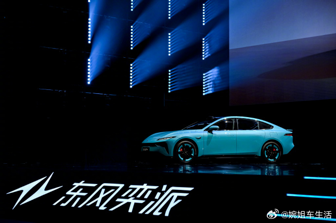 哎，年轻人开车就得有这味，东风奕派eπ007+一上市就把我征服了！明星赛车手张臻