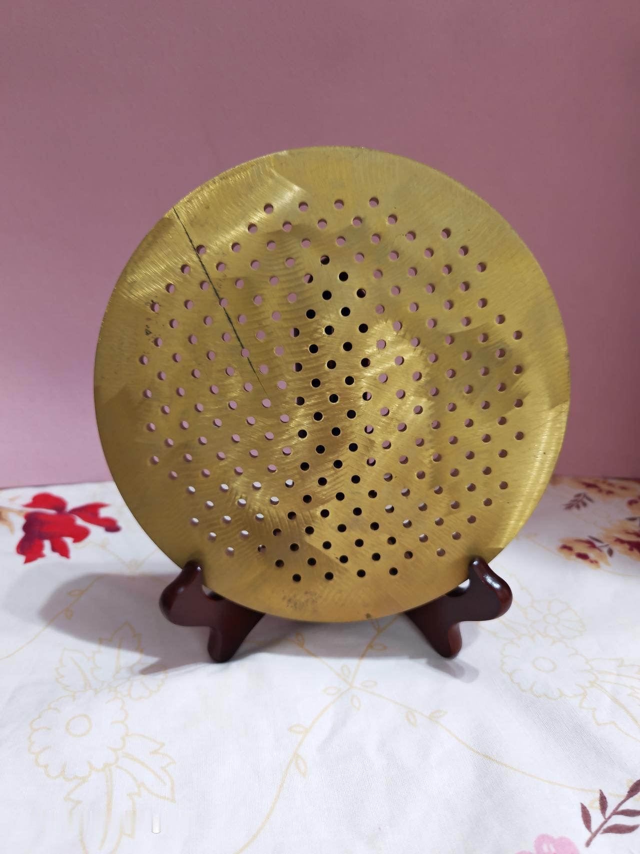 曾仁松随笔

米线入口柔滑如丝，轻轻一吸便顺着舌尖溜进喉间，汤汁的鲜香仍在齿间缠