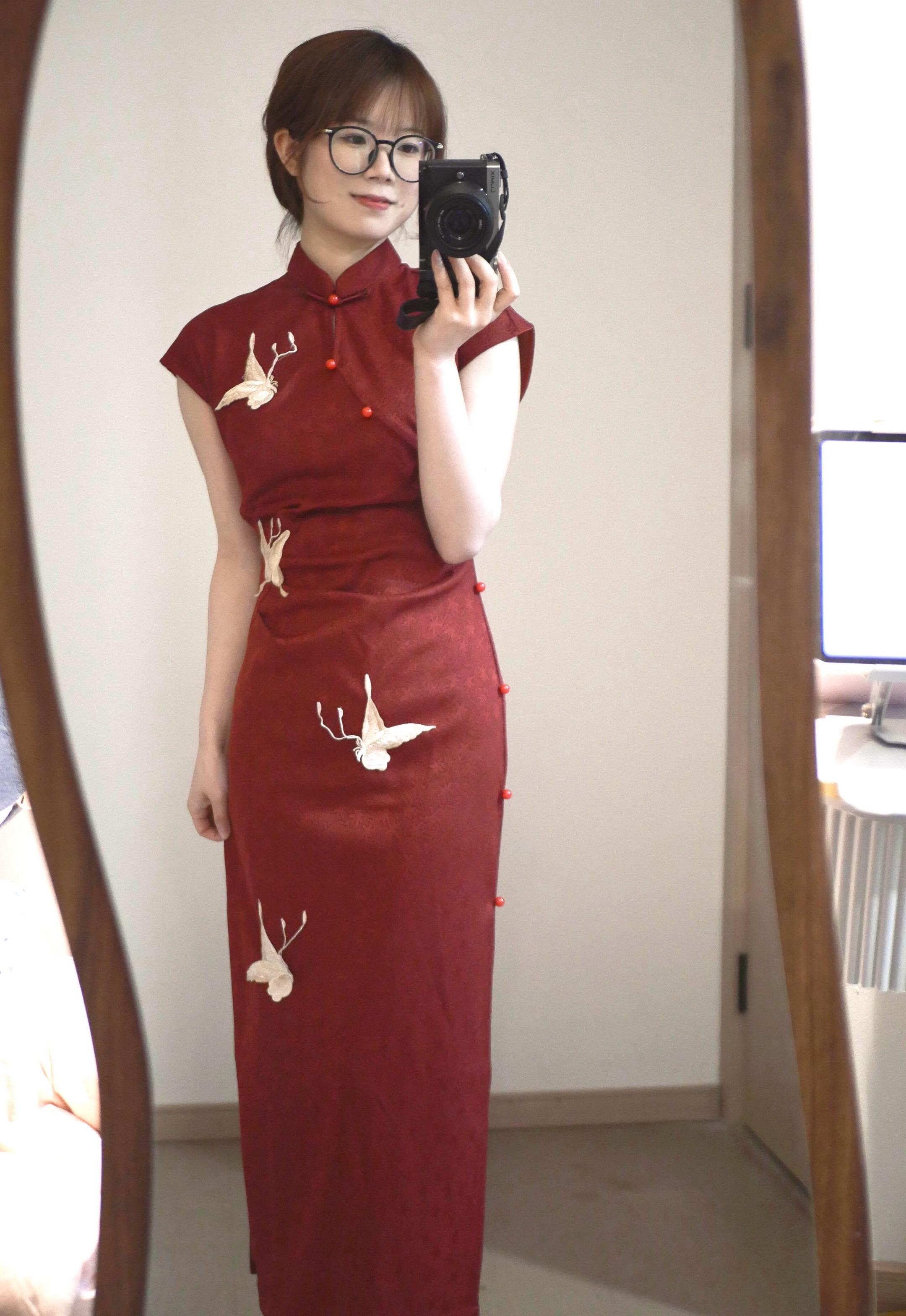 看起来大家都很喜欢这套🥰。红色真的很衬人诶 旗袍：江南絮｜爱很美