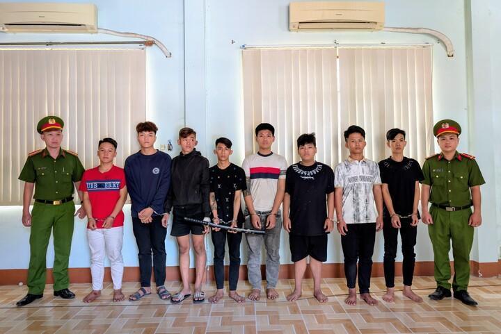 越南胡志明市起诉并逮捕8名追人抢劫财物的青少年