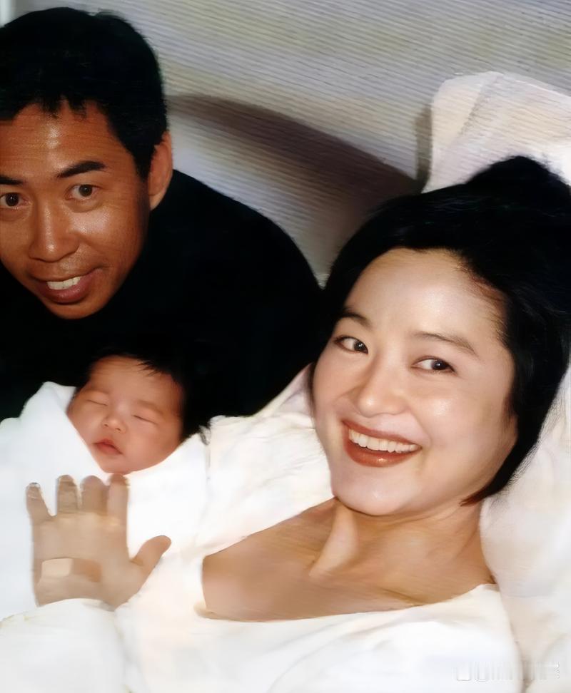 林青霞产后照片，还是那么漂亮，幸福感爆棚，可旁边丈夫怎么看都和林青霞不相配，太土