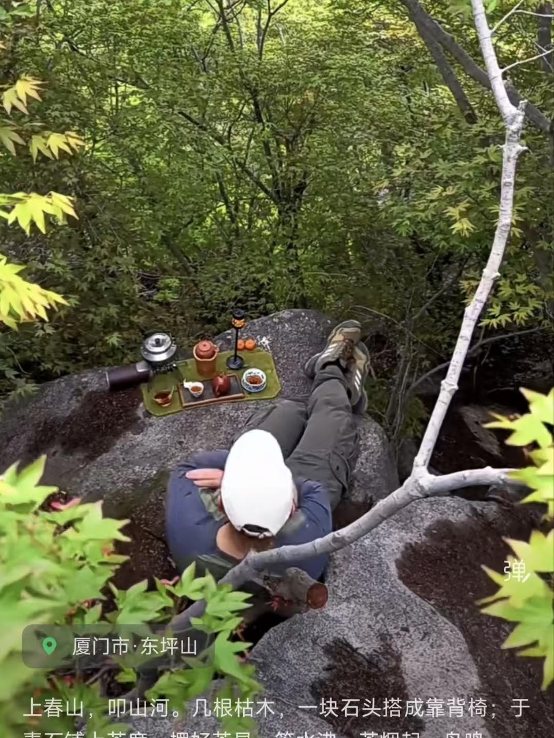捣练子·春夜
春云薄，月华明，
杏花如雪落香凝。
醉倚朱栏轻伴曲，
玉弦歌未了风