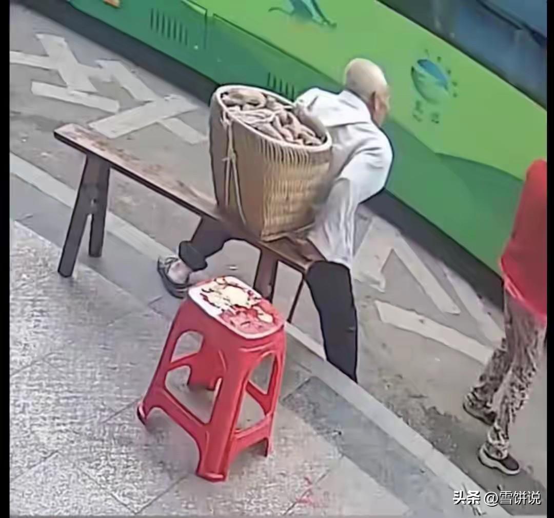 “人怎么能这么坏！”重庆，一位拄拐杖、背着背篓的老人，在公交站等车时遭遇了让人心