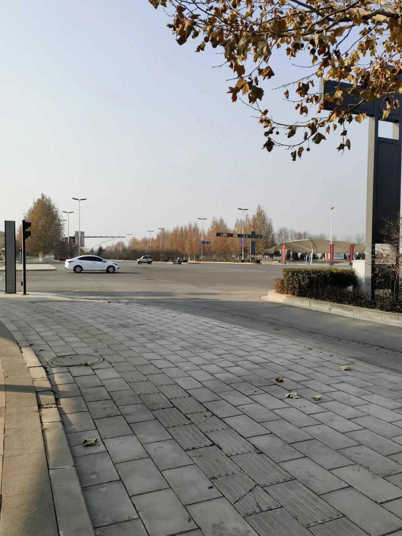 来这里练车，开始做女马路杀手[捂脸]