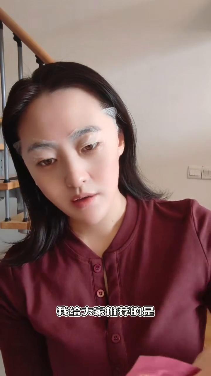 我给大家推荐的是这款悦蕾冻龄抗皱多效眼膜，简称悦蕾眼膜。一贴就能提拉紧致，两盒就