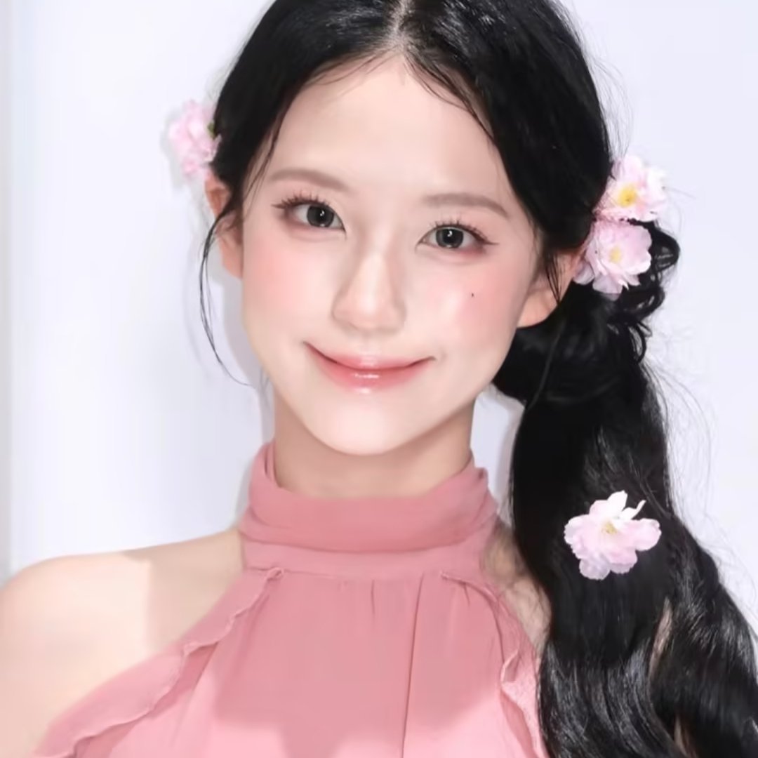 少女笑颜如花，交换柔春氧气妆，今天打算出门赏花，还为此专门画了一个特别适合淡颜新