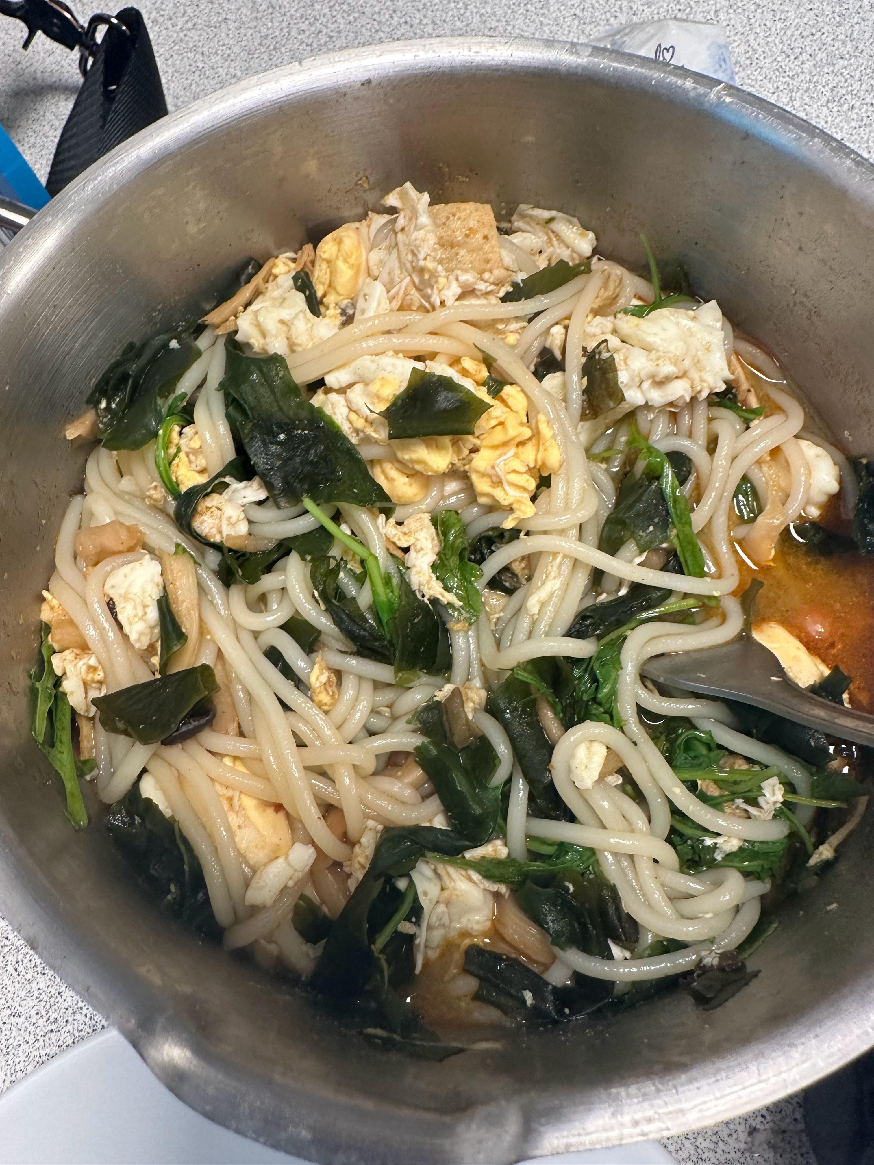 说真的，螺蛳粉真的很好吃，做起来又方便，不过在普鲁塞尔买的话，大概6欧不到一包。
