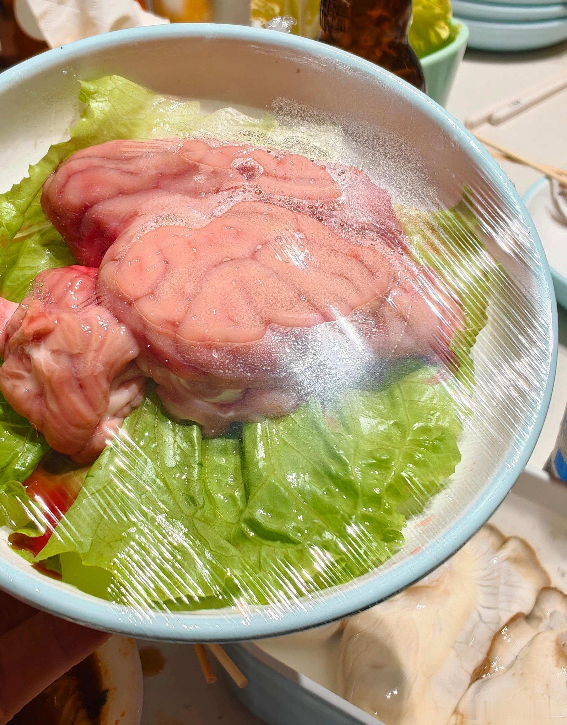 说吃🐷脑花很恶心，很残忍。结果他居然吃毛蛋，吃得比谁都香。。毛蛋连我都不敢吃！