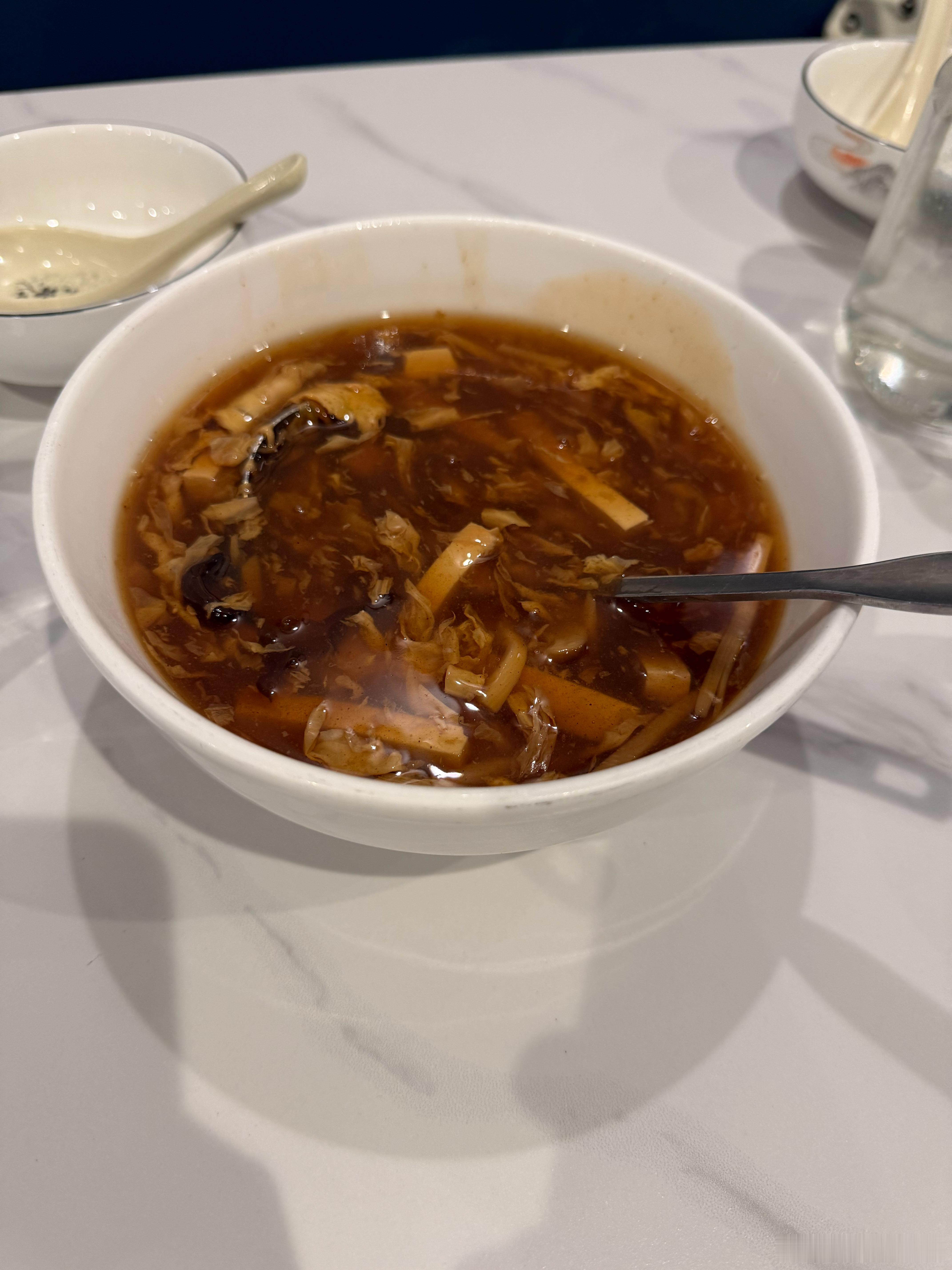 要了个酸辣汤，老板说要大份小份，我说来个大份吧，上来之后发现这份量也不大啊 美国