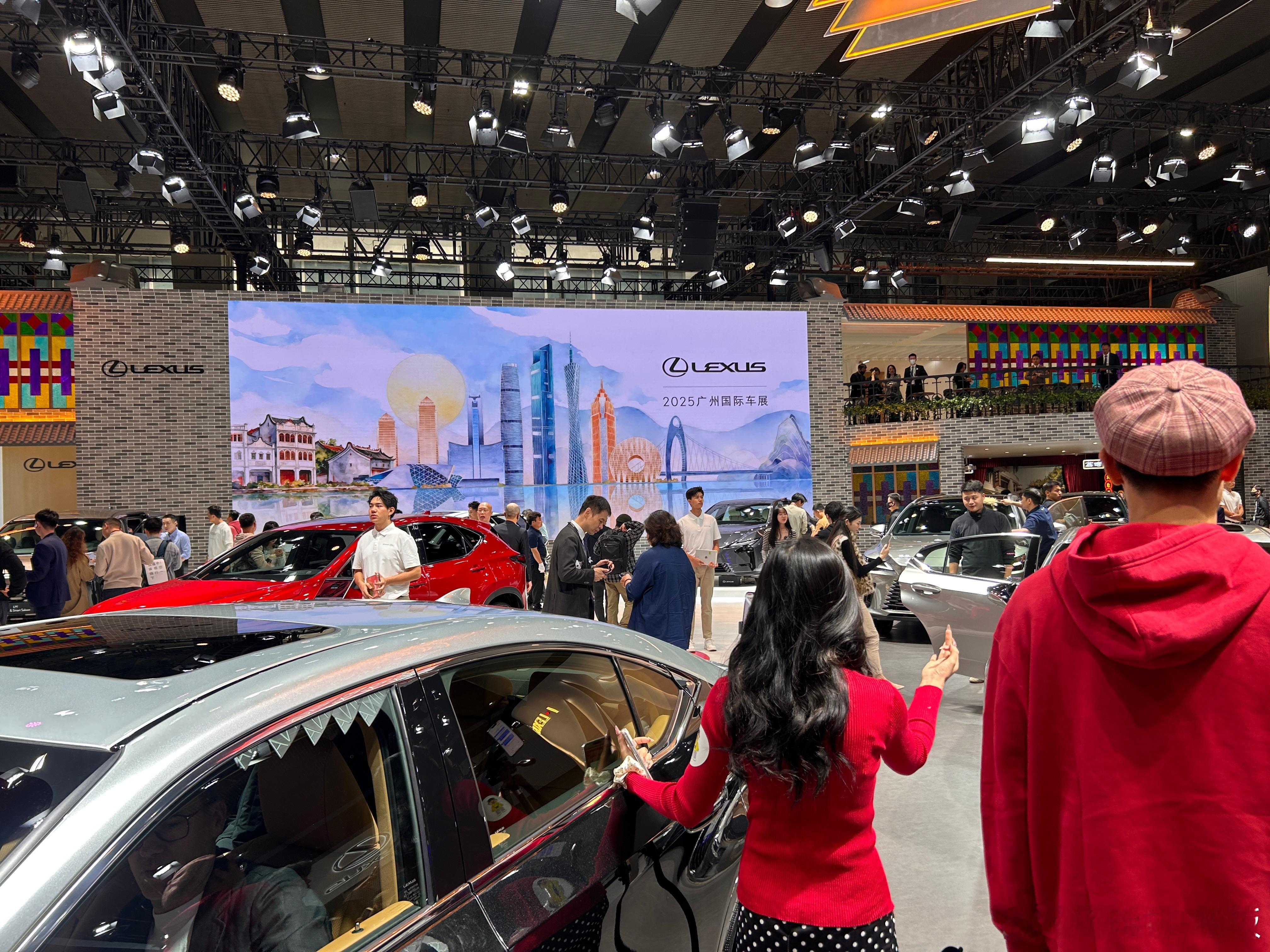 还是雷克萨斯懂老广，展台弄到茶楼一样 