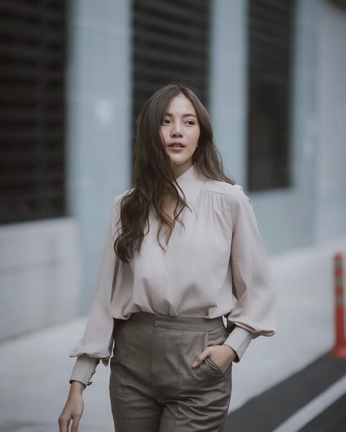 2025年9月，泰国乌隆他尼府上演一桩奇事：6旬女子美华因沉迷社交媒体，对44岁