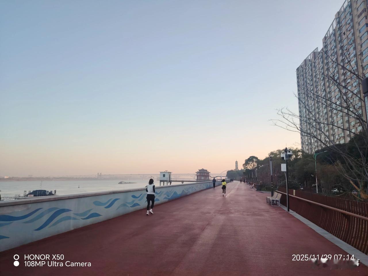 11月29日长江岸边晨练迎日出